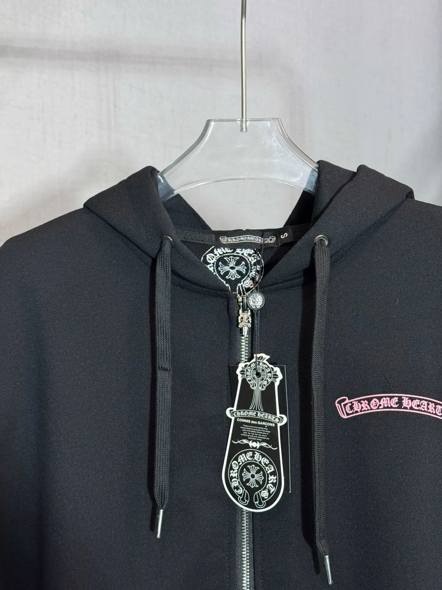 P280 model number: HE385 Chromehearts - Chromehearts co-branded comic hooded zipper jacket. The fabric is made of 500g pure cotton high-gram terry fabric. The upper body is comfortable and warm, and the hand is delicate and silky. The clothing patterns are printed with glue, which highlights the individual characteristics of the clothes. It is a joint collaboration with the comic girl. The original custom hardware zipper, the same cylinder hem with rowan elastic, the original original label, three complete labels, and workmanship from a large factory, so you can buy it with confidence.  Color: Black Size: S M L XL